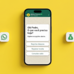 Ilustração de um smartphone sobre fundo amarelo exibindo uma conversa no WhatsApp com um assistente de finanças pessoais, com a mensagem “Olá Pedro, o que você precisa hoje?” e botões para registrar despesa, registrar receita e consultar saldo, ao lado de ícones do WhatsApp e de dinheiro.